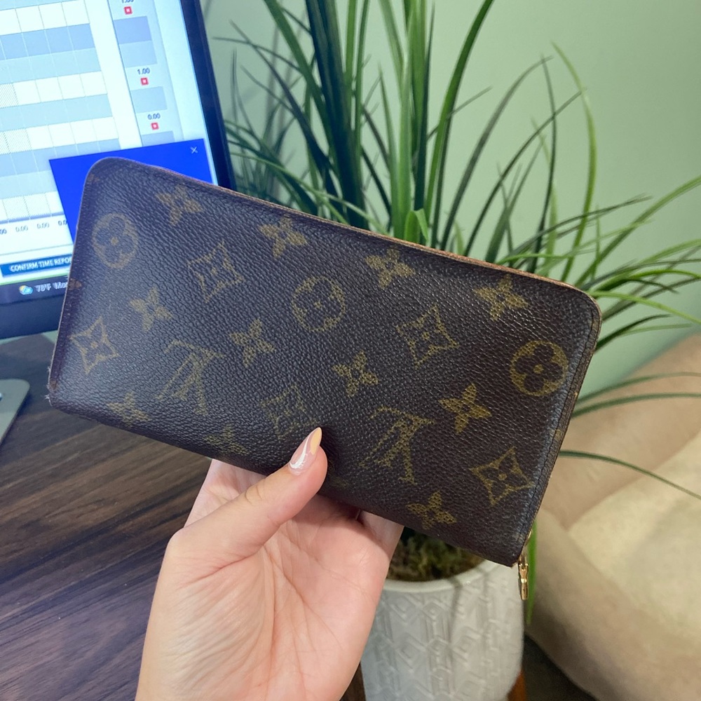 Previously owned Louis Vuitton zippy wallet